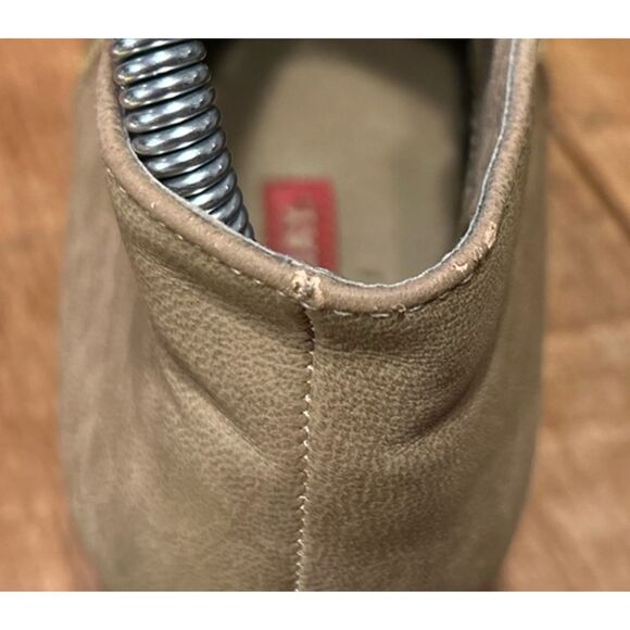 UnionBay tan booties - size 8 - Pre-owned - Picture 5 of 8